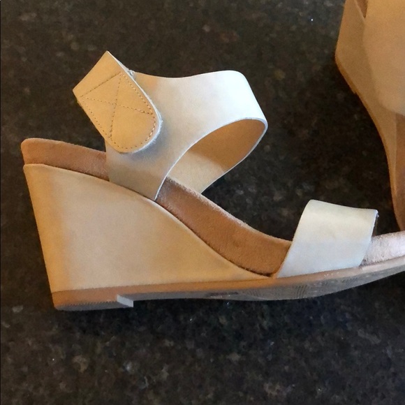 CL by Chinese Laundry Wedge, Size 7, Light Tan - Picture 7 of 8